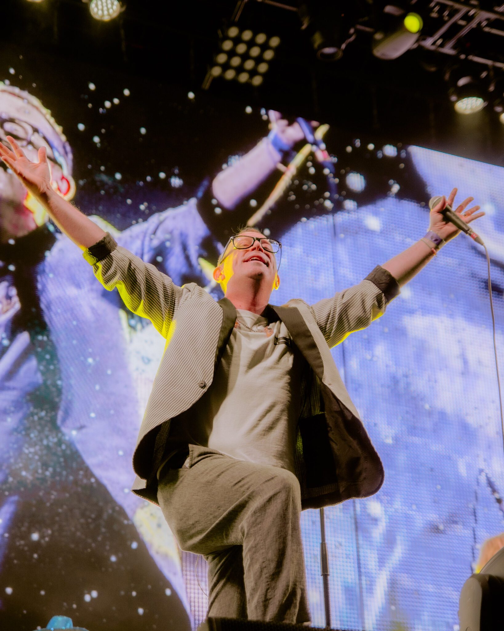Photos: Stars and Ellis at the Horseshoe Tavern’s “Chill-O-Rama” Torquil Campbell of the band Stars on stage with his arms thrown up in the air above him. He is holding a microphone in one hand and smiling.