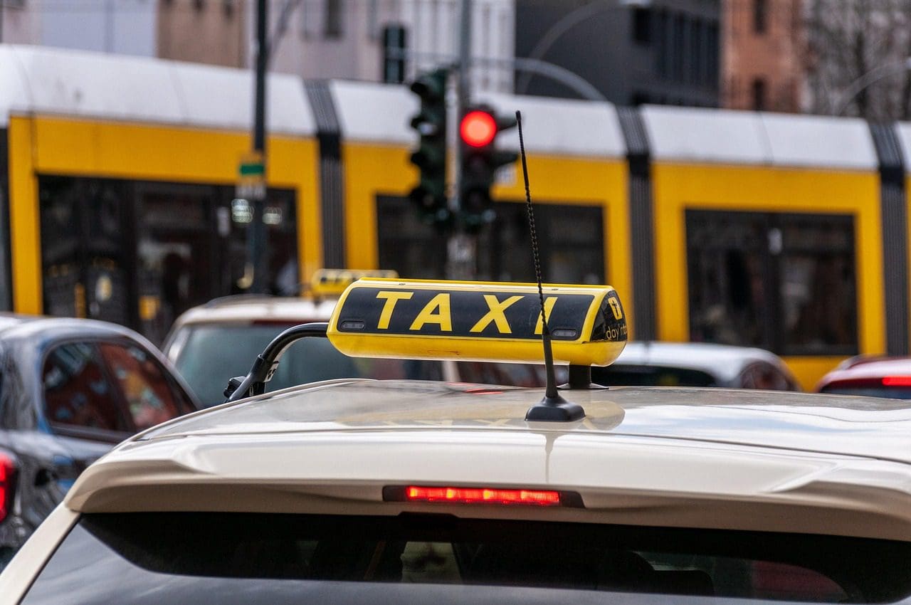Reasons to Choose Ridesharing Over Traditional Taxis